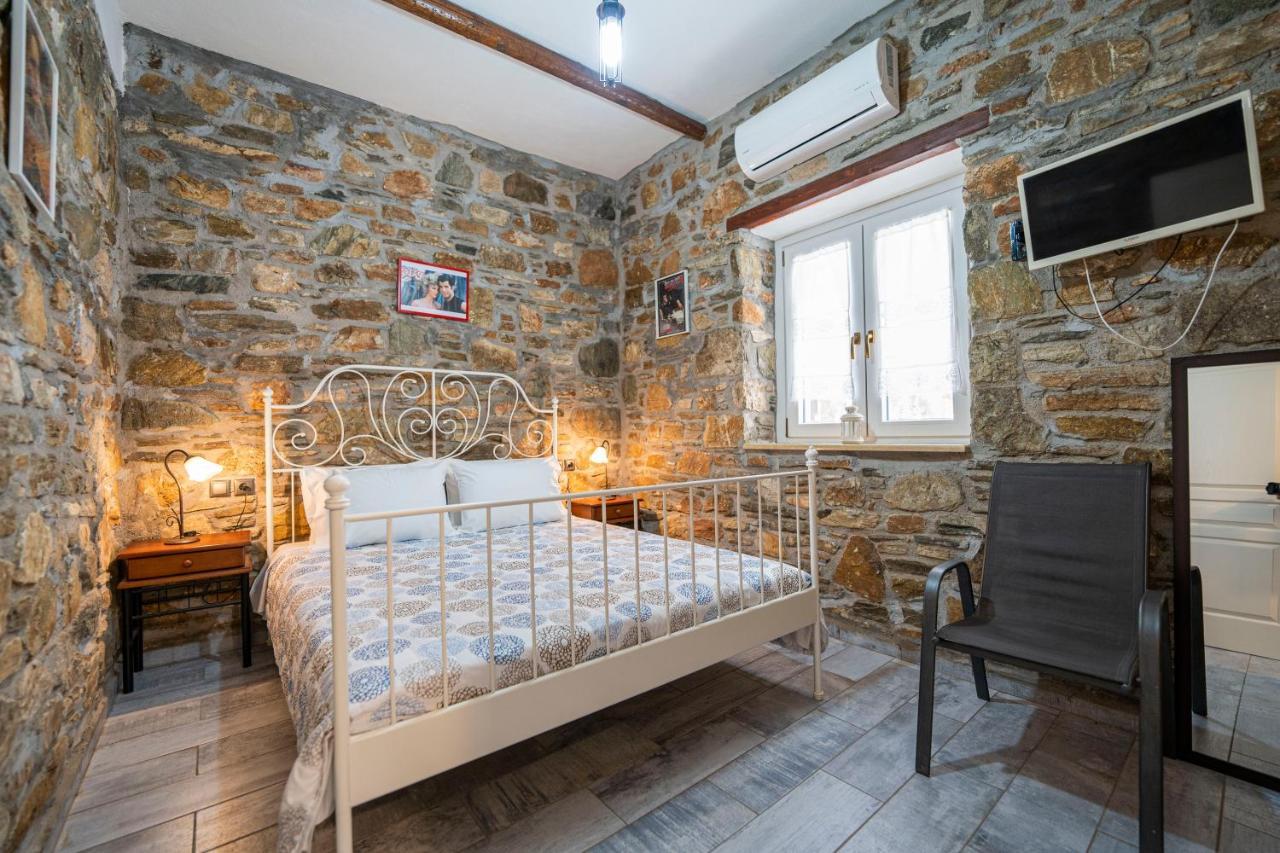 Flora'S Beach And Pool Villa In Syros Liaropa Bagian luar foto